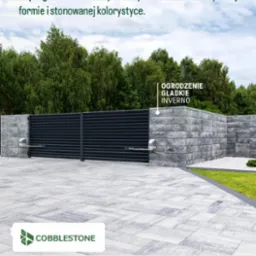 Nowoczesna brama wjazdowa INVERNO z szarymi przęsłami, automatyką i kamienną podmurówką, otoczona zielenią. Eleganckie połączenie minimalizmu i funkcjonalności.