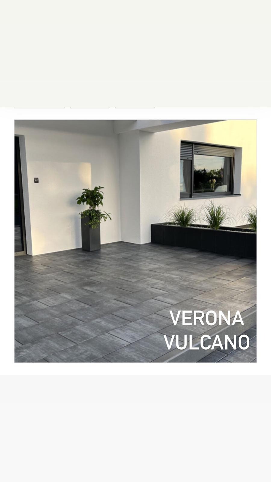 Nowoczesny taras wyłożony szarą kostką brukową Verona Vulcano, z minimalistycznymi donicami i roślinnością. Elegancki design.