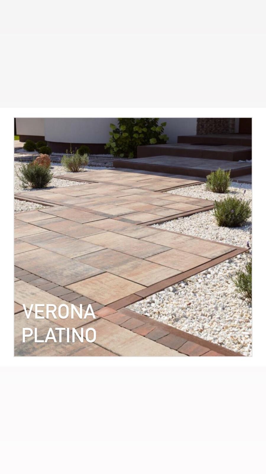 Ułożona ścieżka z kostki brukowej Verona Platino prowadząca do schodów wejściowych, otoczona białym żwirem i zielenią. Estetyczne wykończenie terenu.