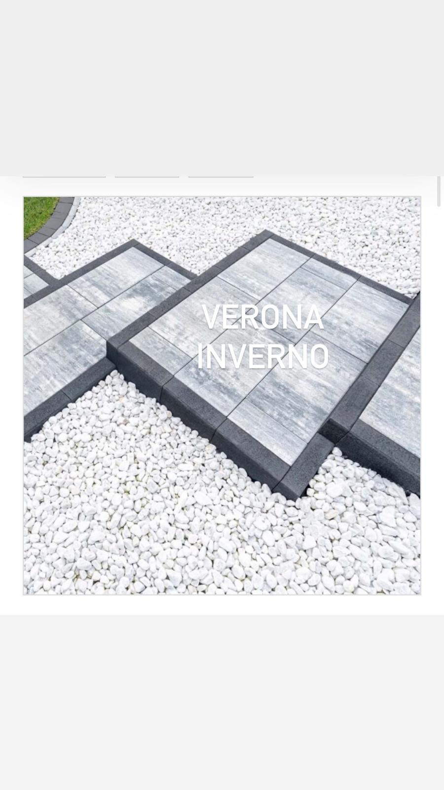 Szare płyty chodnikowe 'Verona Inverno' z ciemną obwódką, ułożone na białym żwirze. Fragment trawnika w tle. Geometryczny wzór.