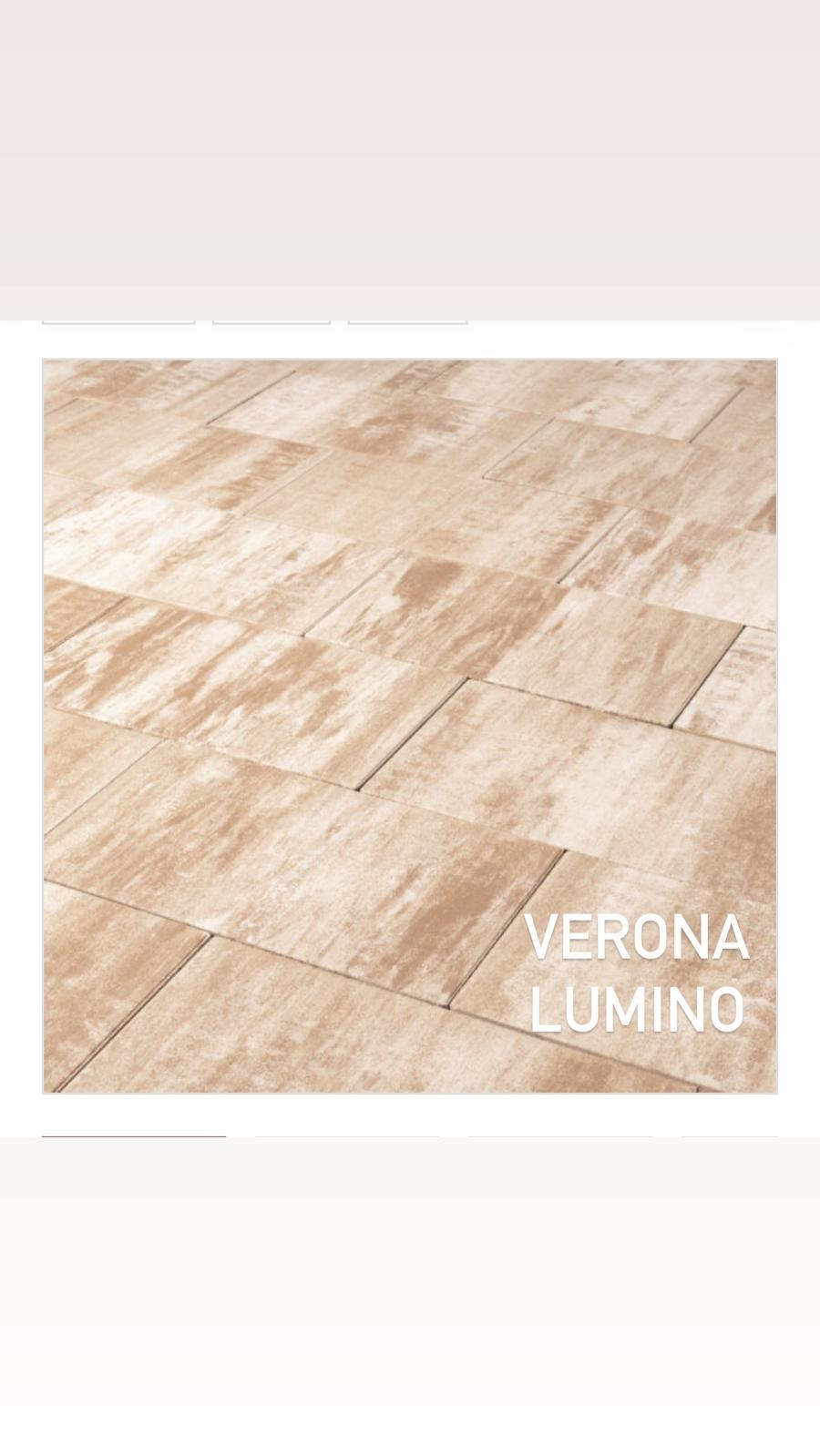 Beżowa kostka brukowa Verona Lumino ułożona pod kątem, z widoczną fakturą i fugami, prezentująca wzór i kolorystykę. Oświetlenie podkreśla detale.