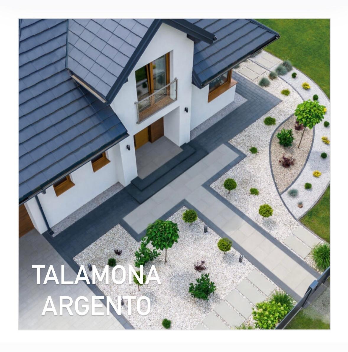 Nowoczesny dom z eleganckim podjazdem z jasnych płyt i białego żwiru, zielone krzewy i drzewka, widok z góry.