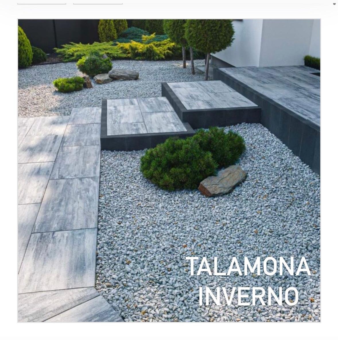 Nowoczesny ogród z szarymi płytami chodnikowymi i białym żwirem. Minimalistyczny design z zielonymi krzewami i dekoracyjnymi kamieniami.