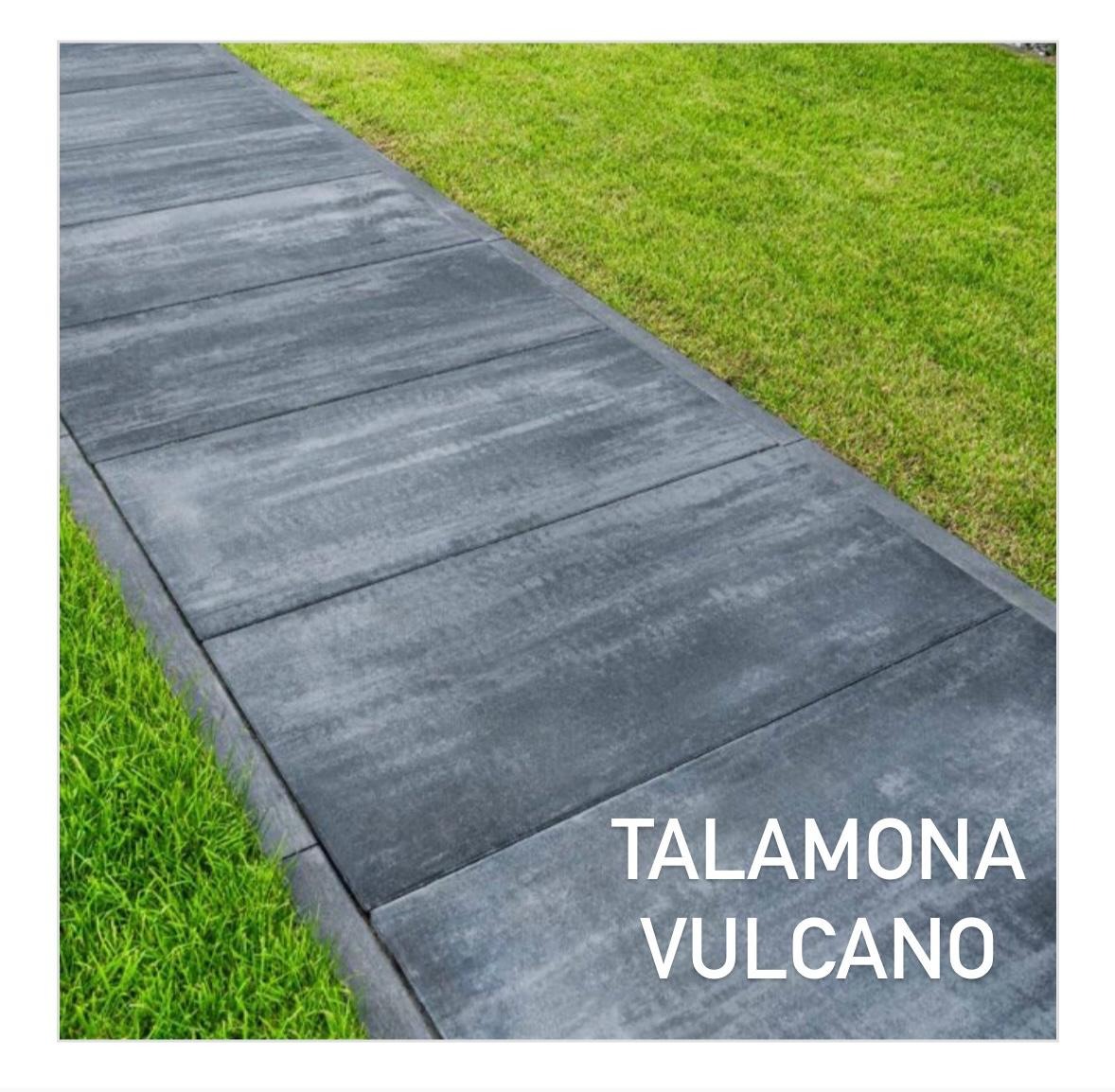 Szara, betonowa ścieżka 'Talamona Vulcano' obok trawnika. Widok z góry, podkreślający fakturę płyt i kontrast z zielenią trawy. Minimalistyczny design.