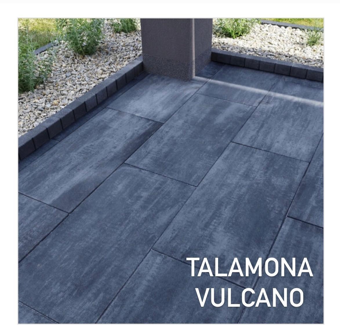 Szare płyty chodnikowe 'Talamona Vulcano' ułożone na tarasie, z obrzeżami z kostki i widocznym fragmentem trawnika w tle. Nowoczesny design.