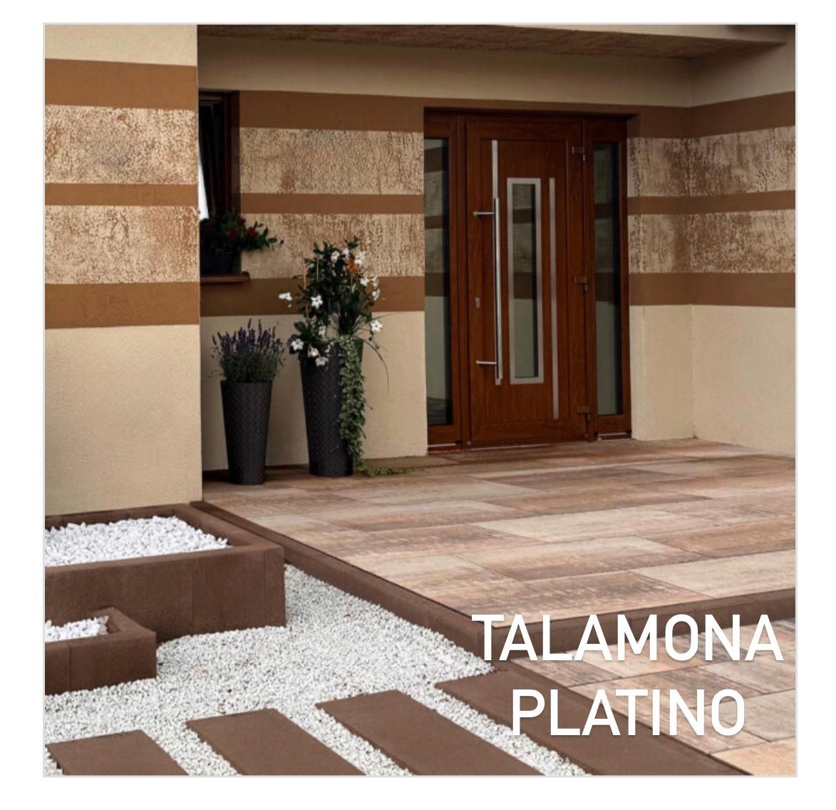 Eleganckie wejście do domu z brązowymi drzwiami, płytkami imitującymi drewno, białymi kamykami i donicami z kwiatami. Dekoracyjne wykończenie elewacji.