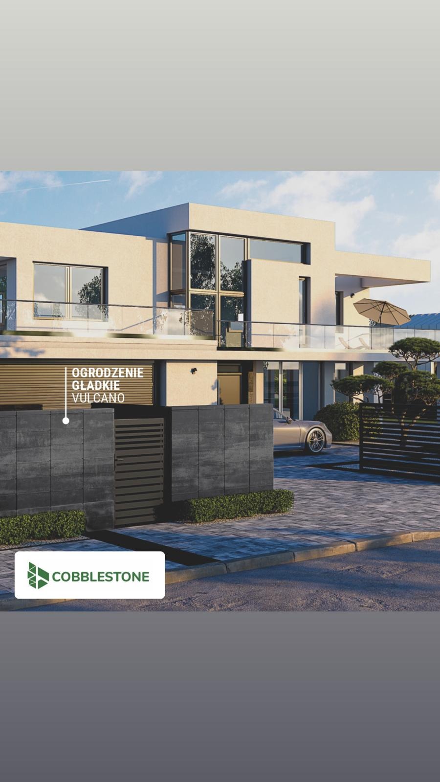 Nowoczesne ogrodzenie betonowe 'VULCANO' w Nowojowicach, z przesuwną bramą i elementami z paneli. Na tle domu z dużymi oknami i podjazdem.