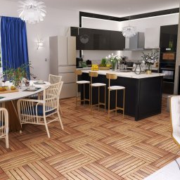 Art studio wizualizacja wnętrz - Nowoczesna kuchnia z wyspą i drewnianą podłogą. Białe krzesła rattanowe przy okrągłym stole. Niebieskie zasłony i designerskie lampy wiszące dopełniają aranżację.