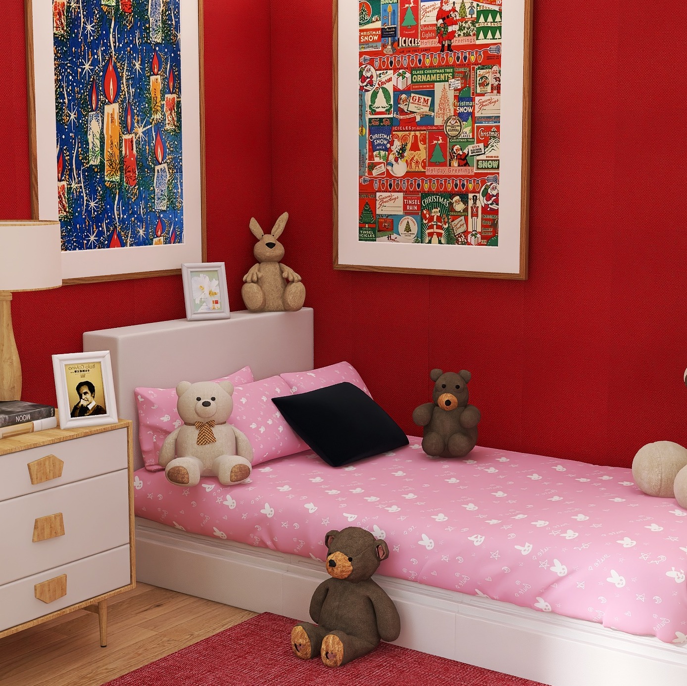 Pokój dziecięcy z czerwonymi ścianami, łóżkiem z różową pościelą w króliczki, pluszowymi misiami i zabawkami. Na ścianach wiszą obrazy w ramkach.