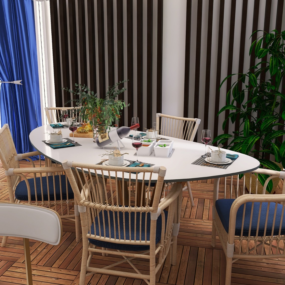 Jadalnia z owalnym stołem, rattanowymi krzesłami z niebieskimi poduszkami, zastawą i winem. W tle pionowe panele ścienne i roślina doniczkowa.