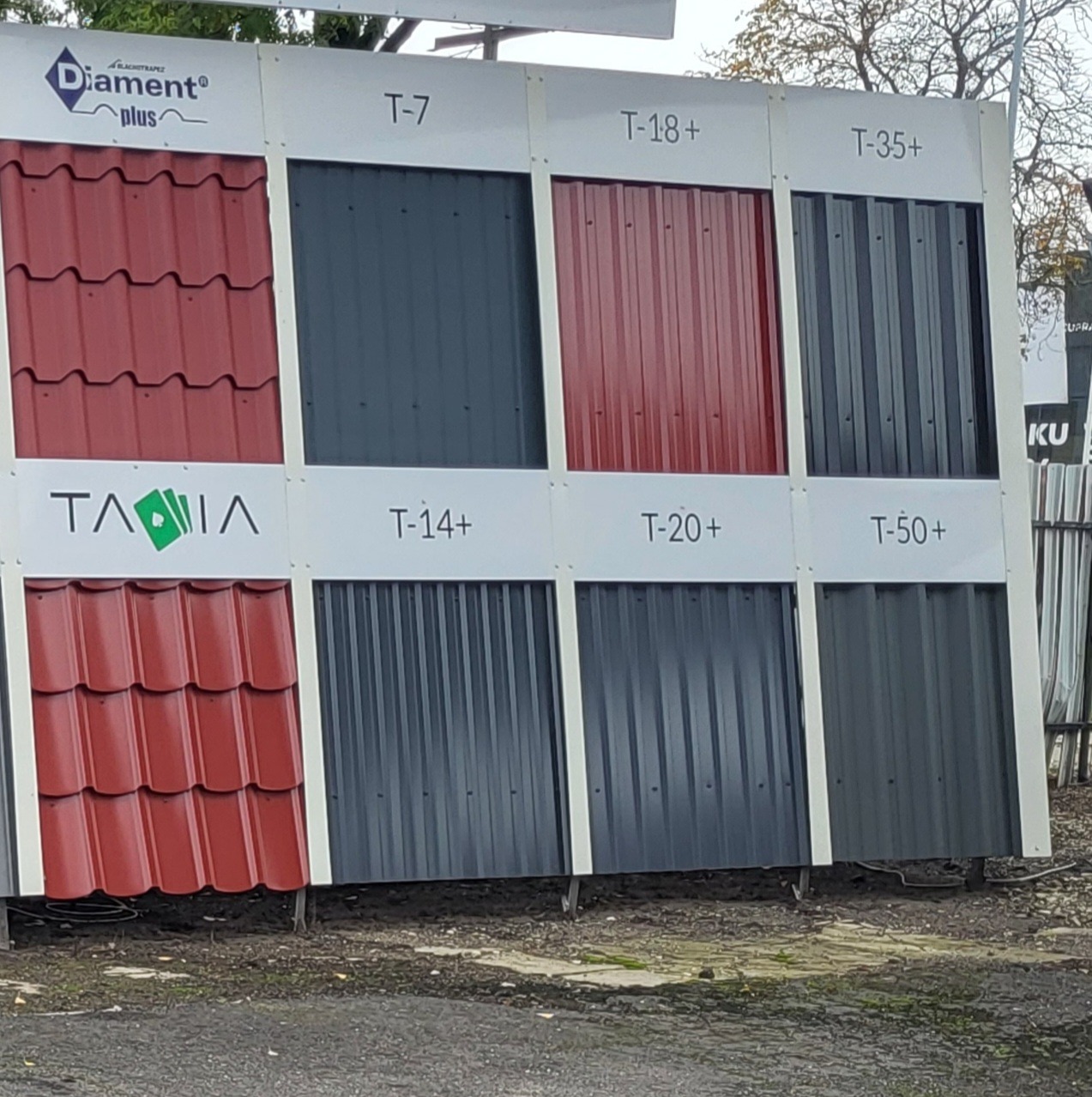 Ekspozycja próbek różnych modeli i kolorów blachodachówki, prezentowanych na stojaku z oznaczeniami T-7, T-14+, T-18+, T-20+, T-35+ i T-50+.