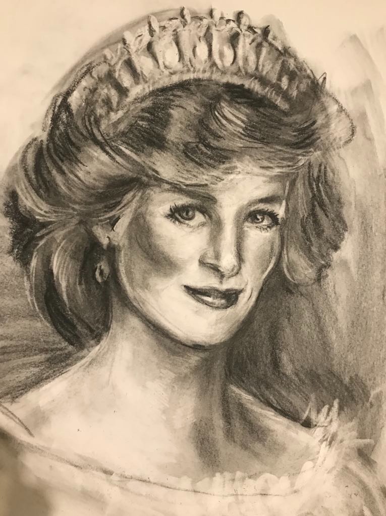 Portret kobiety w koronie, wykonany w technice rysunku węglem. Widoczny delikatny cień i faktura papieru. Dominują odcienie szarości i bieli, tworząc subtelny efekt.