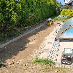 Demontaż tarasu z płyt betonowych w celu zrobienia dodatkowego drenażu oraz ponowne położenie płyt wraz z wykonaniem schodów.