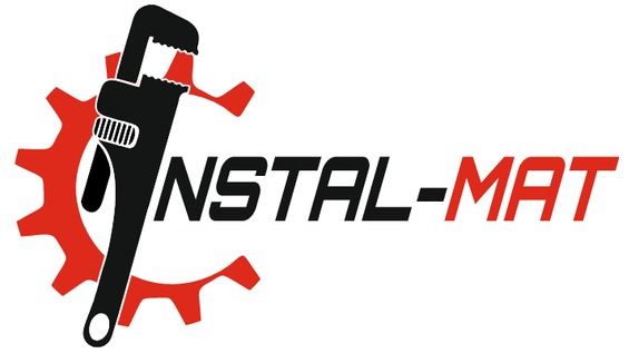 Logo firmy Instal-Mat z kluczem hydraulicznym na tle czerwonego koła zębatego i czarnym napisem nazwy firmy. Minimalistyczny design na białym tle.