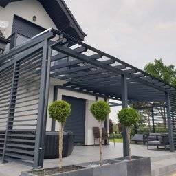 Oferujemy szeroki wybór zadaszeń, w tym z drewna klejonego oraz aluminiowe z opcją poliwęglanu litego i wielokomorowego, które doskonale sprawdzą się w ogrodzie. Nasze zadaszenia łączą nowoczesny design z wysoką funkcjonalnością