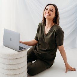 Zapraszam Cię do mojego gabinetu, wizytę możesz umówić już teraz na platformie Booksy! Znajdziesz tam również moje portfolio z efektami stylizacji brwi, zabiegów oraz opalania natryskowego. 