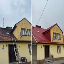 Dom przed i po wymianie dachu na czerwony, blaszany. Po lewej stary, brązowy dach z anteną, po prawej nowy, z oknem dachowym i nową obróbką blacharską. Widoczna drabina.