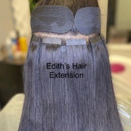 Caseybeauty - Aplikacja doczepianych włosów metodą tape-on, widoczne paski mocujące u nasady. Ciemne, proste włosy. Elastyczna opaska zabezpieczająca. Edith's Hair Extension.