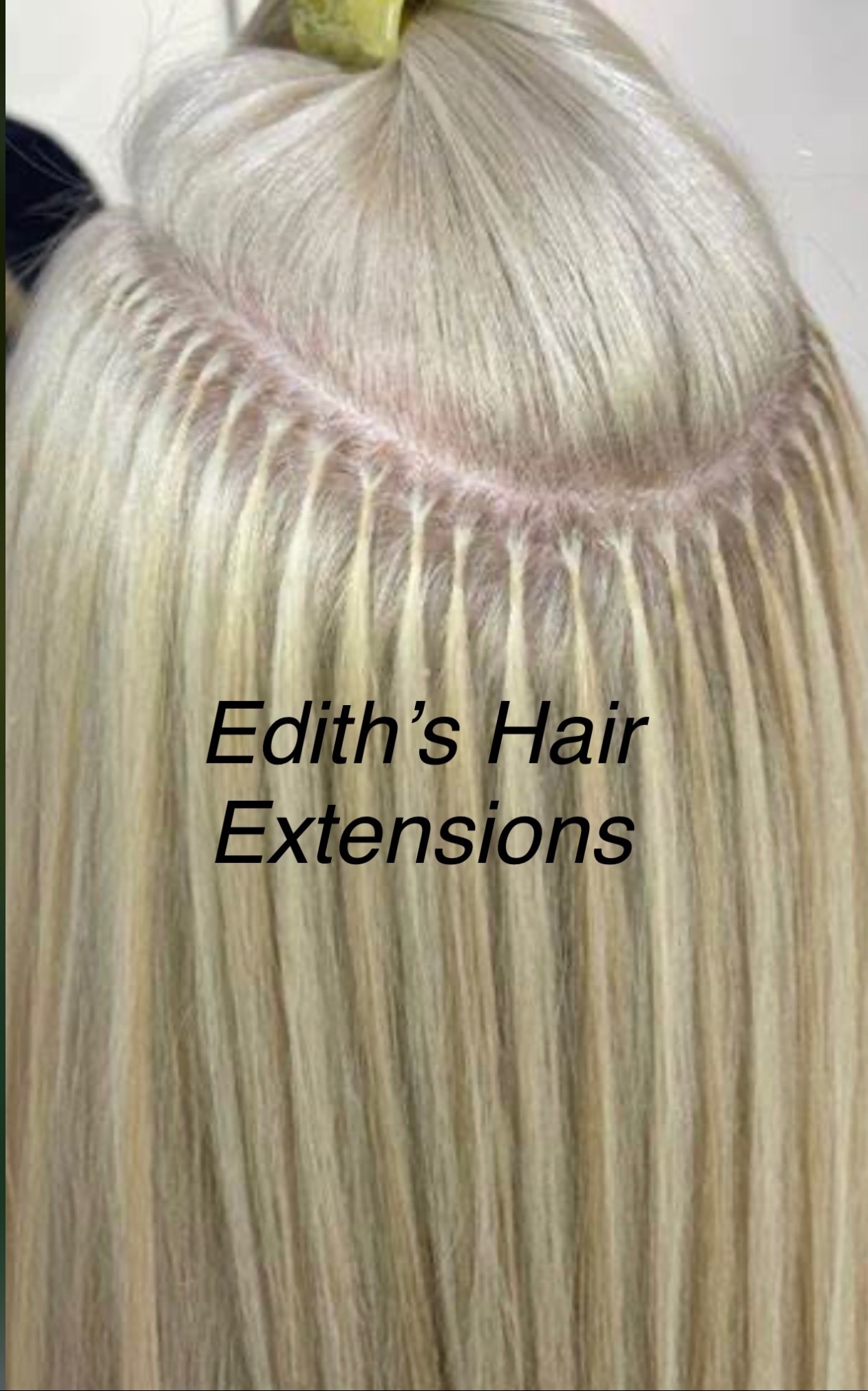 Blond włosy z widocznymi łączeniami przedłużek, wykonane metodą micro rings. Precyzyjne dopasowanie koloru i gęstości. Tekst: Edith's Hair Extensions.