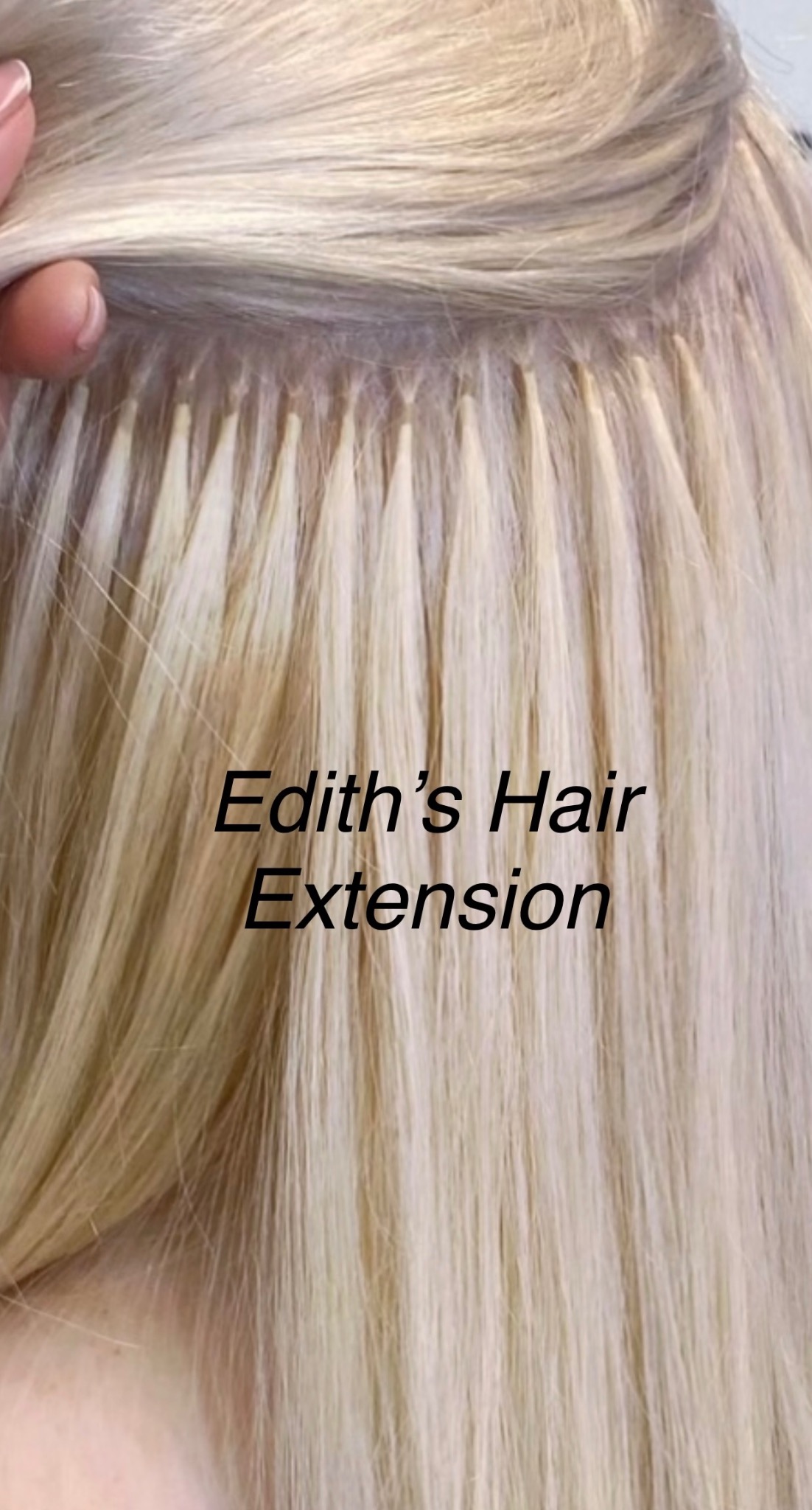 Blond włosy z widocznymi łączeniami pasemek przedłużanych metodą micro ring. Delikatne, jasne odcienie blondu, precyzyjne wykonanie.