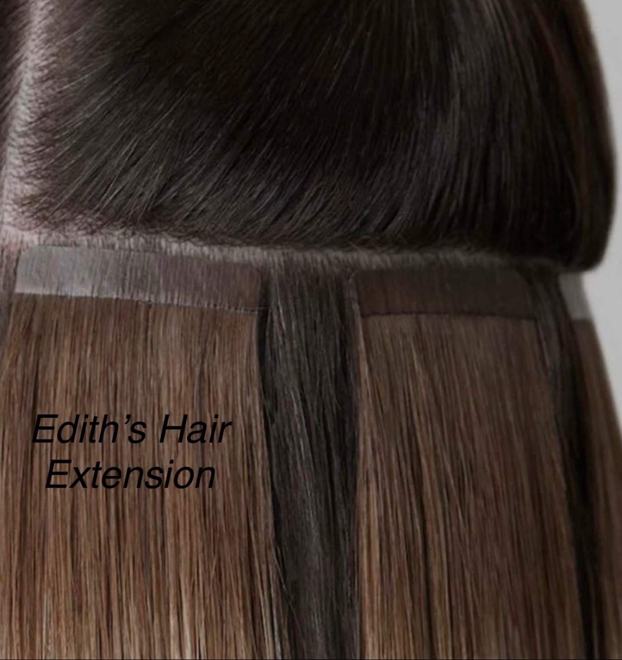 Bliskie ujęcie doczepianych brązowych włosów, widoczne łączenia taśmowe z ciemnymi włosami u nasady. Precyzyjna aplikacja przedłużania włosów.