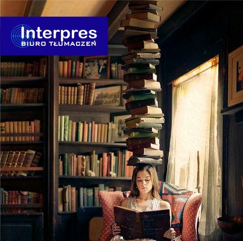 Kobieta czyta książkę z wieżą książek na głowie, w tle regał z książkami i okno. Nietypowe ujęcie sugeruje erudycję i bogactwo wiedzy.