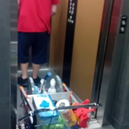 Dbamy o higienę i estetykę przestrzeni wspólnych, zapewniając lśniące powierzchnie i świeży wygląd 