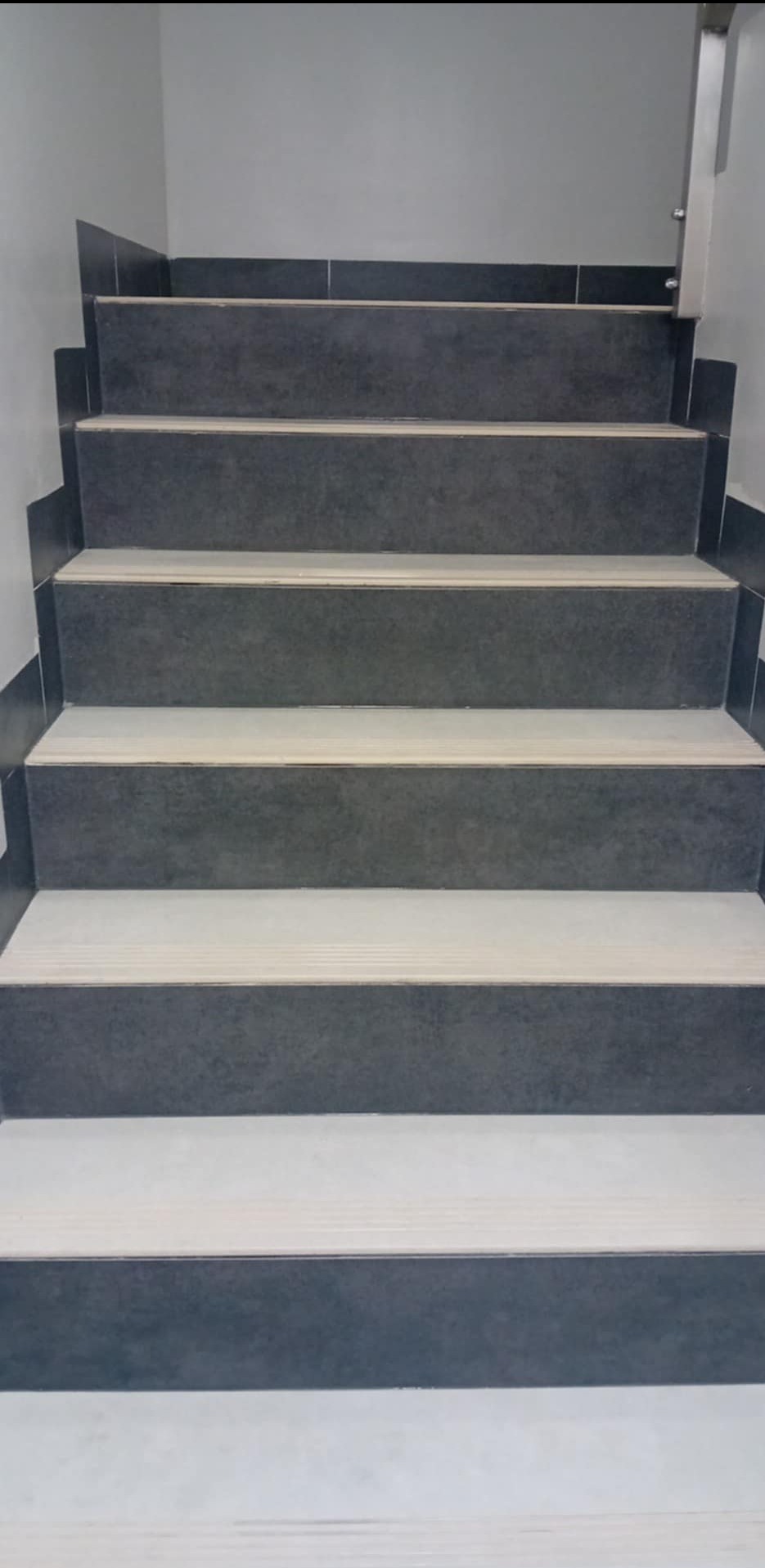 Schody po gruntownym czyszczeniu poremontowym , dbamy o każdy szczegół - od pierwszego stopnia po ostatni.