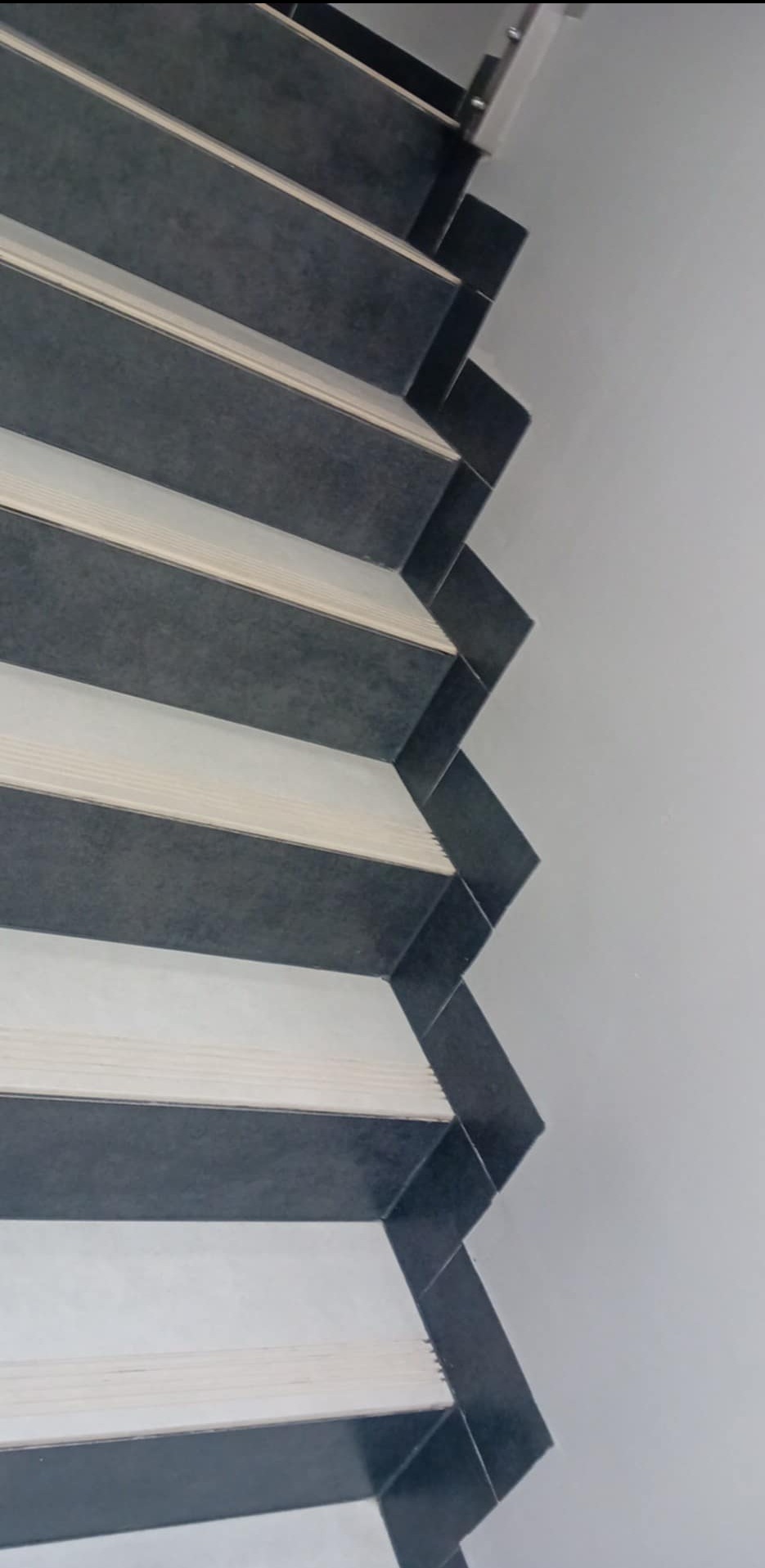 Schody po czyszczeniu poremontowym.