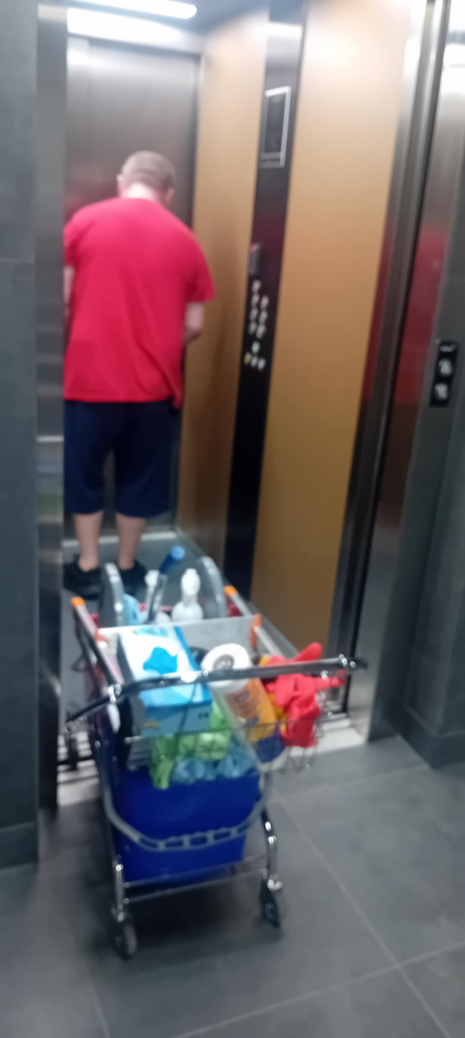 Dbamy o higienę i estetykę przestrzeni wspólnych, zapewniając lśniące powierzchnie i świeży wygląd