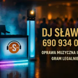 DJ Sławek: stanowisko z laptopem, mikserem i podświetlanymi kolumnami na tle rozmytego tłumu. Oprawa muzyczna imprez, kontakt telefoniczny widoczny.
