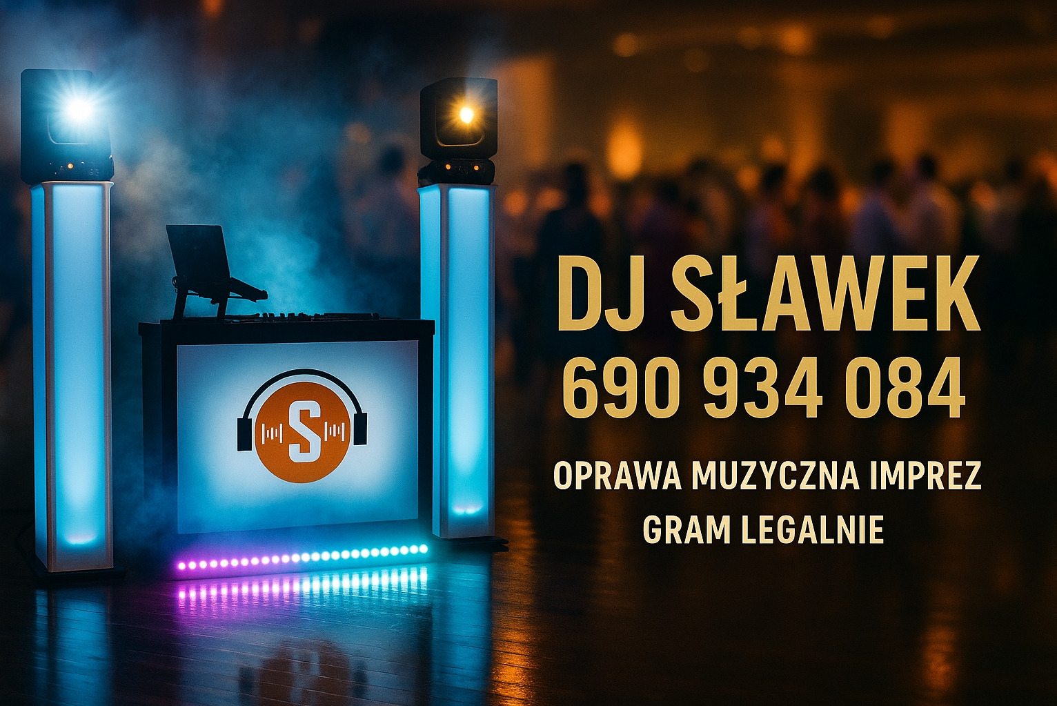 DJ Sławek: stanowisko z laptopem, mikserem i podświetlanymi kolumnami na tle rozmytego tłumu. Oprawa muzyczna imprez, kontakt telefoniczny widoczny.