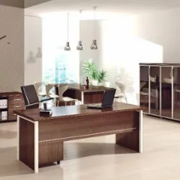 Nowoczesne biuro z biurkiem, laptopem, szafą z przeszklonymi drzwiami i zegarem na ścianie. Stonowana kolorystyka brązu i bieli, minimalistyczny design.