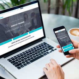 R4BL Media Radosław Barański - Responsywna strona www na laptopie i smartfonie, logo firmy, nowoczesny design, filiżanka kawy, dłoń dotykająca touchpada, jasne tło, biuro rachunkowe.