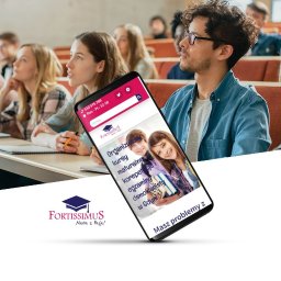 R4BL Media Radosław Barański - Ekran smartfona prezentuje stronę internetową szkoły korepetycji 'Fortissimus' na tle sali wykładowej z uczniami. Reklama kursów maturalnych i egzaminów ósmoklasisty.