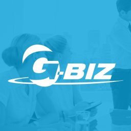 R4BL Media Radosław Barański - Prezentacja biznesowa z logo firmy 'C-BIZ' na tle. Mężczyzna omawia wykres na flipcharcie, słuchacze w tle. Stonowana, błękitna kolorystyka.