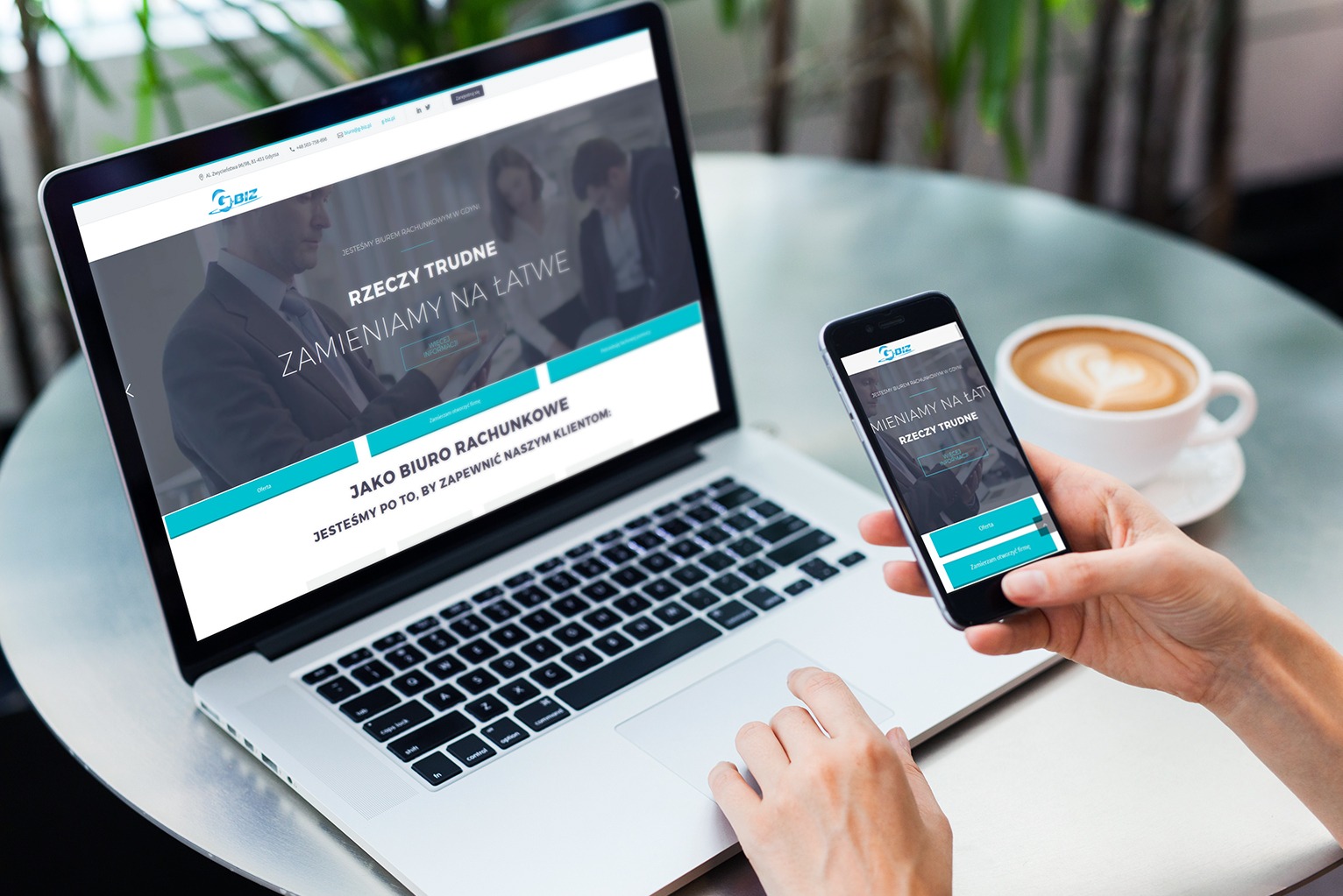 Responsywna strona www na laptopie i smartfonie, logo firmy, nowoczesny design, filiżanka kawy, dłoń dotykająca touchpada, jasne tło, biuro rachunkowe.