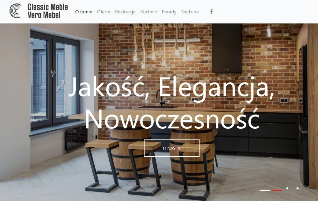 Strona internetowa Classic Meble Vero Mebel z aranżacją kuchni w stylu rustykalnym: ceglana ściana, drewniane beczki jako wyspa, czarne szafki i hasło 'Jakość, Elegancja, Nowoczesność'.