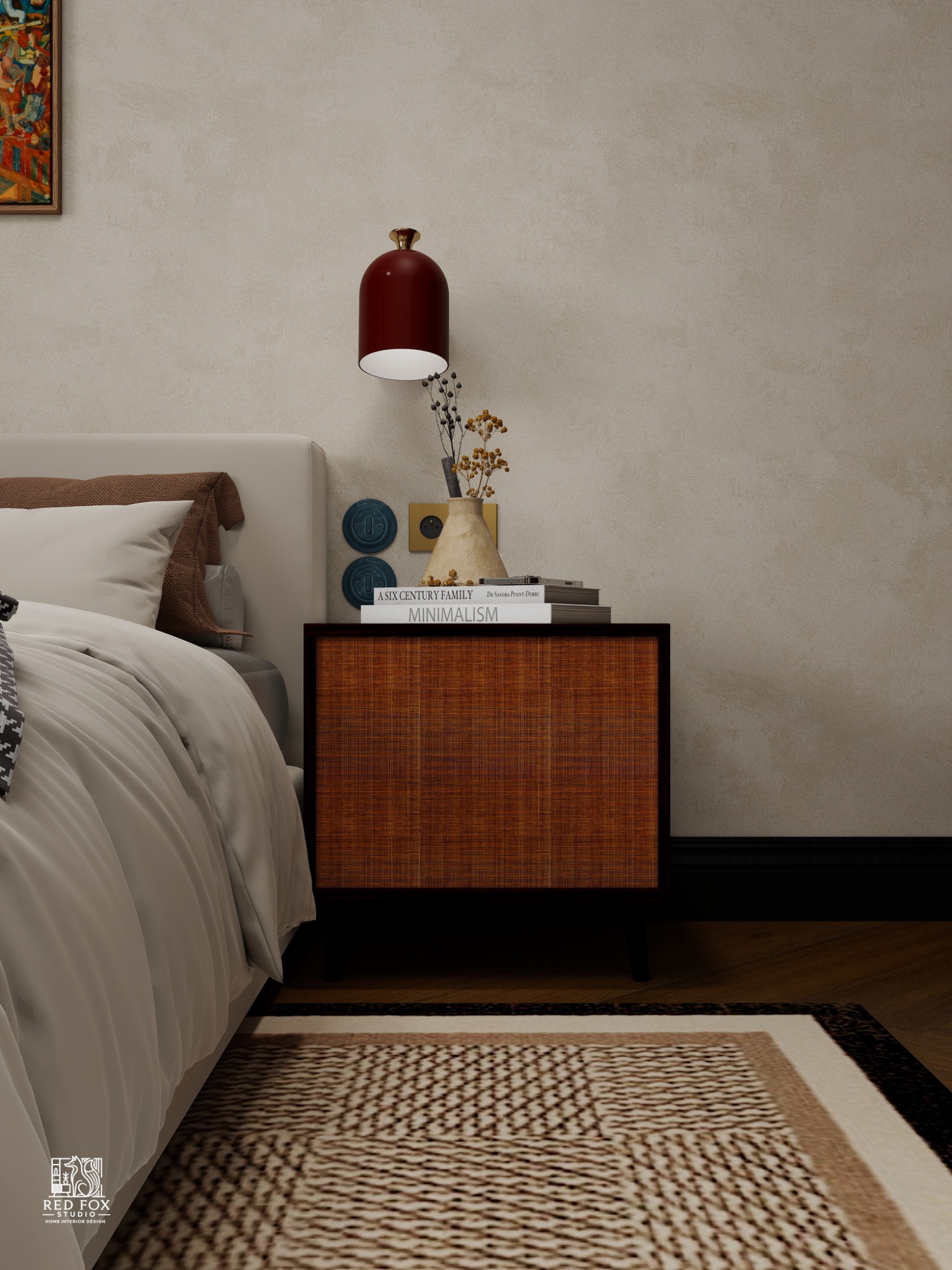 Sypialnia w stylu minimalistycznym: stolik nocny z rattanowym frontem, lampka w kolorze burgundu, książki i dekoracyjny wazon z suszem. Beżowa ściana z obrazem w tle.
