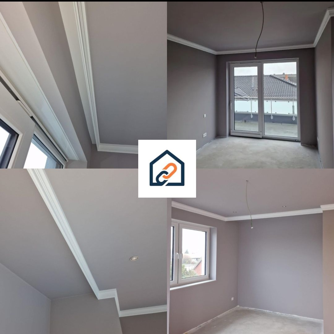 Szare ściany z białymi listwami dekoracyjnymi pod sufitem w nowym mieszkaniu. Widoczne okna i surowe podłogi. Ujęcie z różnych perspektyw.