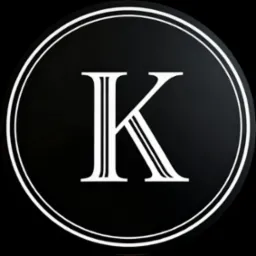 Elegancki logotyp z białą literą K na czarnym tle, obramowany podwójnym białym okręgiem. Minimalistyczny design, wysoka jakość wykonania, idealny dla kancelarii.