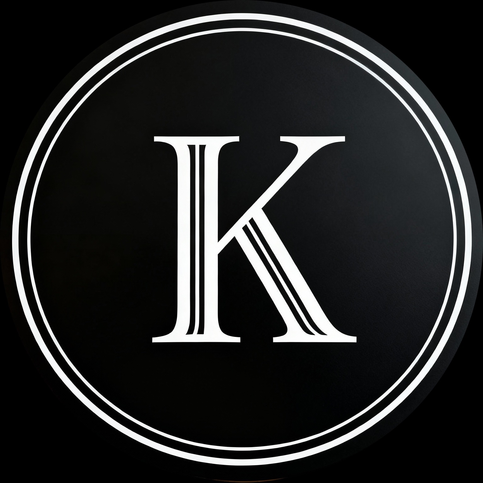 Elegancki logotyp z białą literą K na czarnym tle, obramowany podwójnym białym okręgiem. Minimalistyczny design, wysoka jakość wykonania, idealny dla kancelarii.