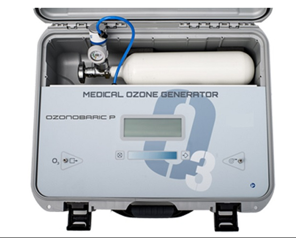 Aparat Ozonobaric P do ozonowania krwi w Zielonej Górze. Sprzęt medyczny z wyświetlaczem, zaworem i zbiornikiem tlenu w szarej obudowie.