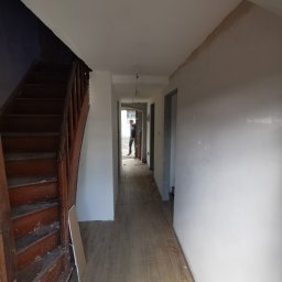 KazDachy F. H. U - Tak to jest ten sam korytarz. Udało się w nim nawet zaprojektować i postawić łazienkę.