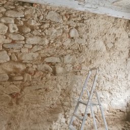 A tak wygląda u nas przygotowanie ściany pod tynkowanie. Kamień i fugi zostają maksymalnie oczyszczone później uzupełnione zostają fugi a na koniec szpryc 