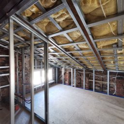 Adaptacja poddasza. Nigdy nie idziemy na łatwiznę i zawsze walczymy o każdy centymetr pomieszczenia, dlatego stelaże są między krokwiami a nie na. 