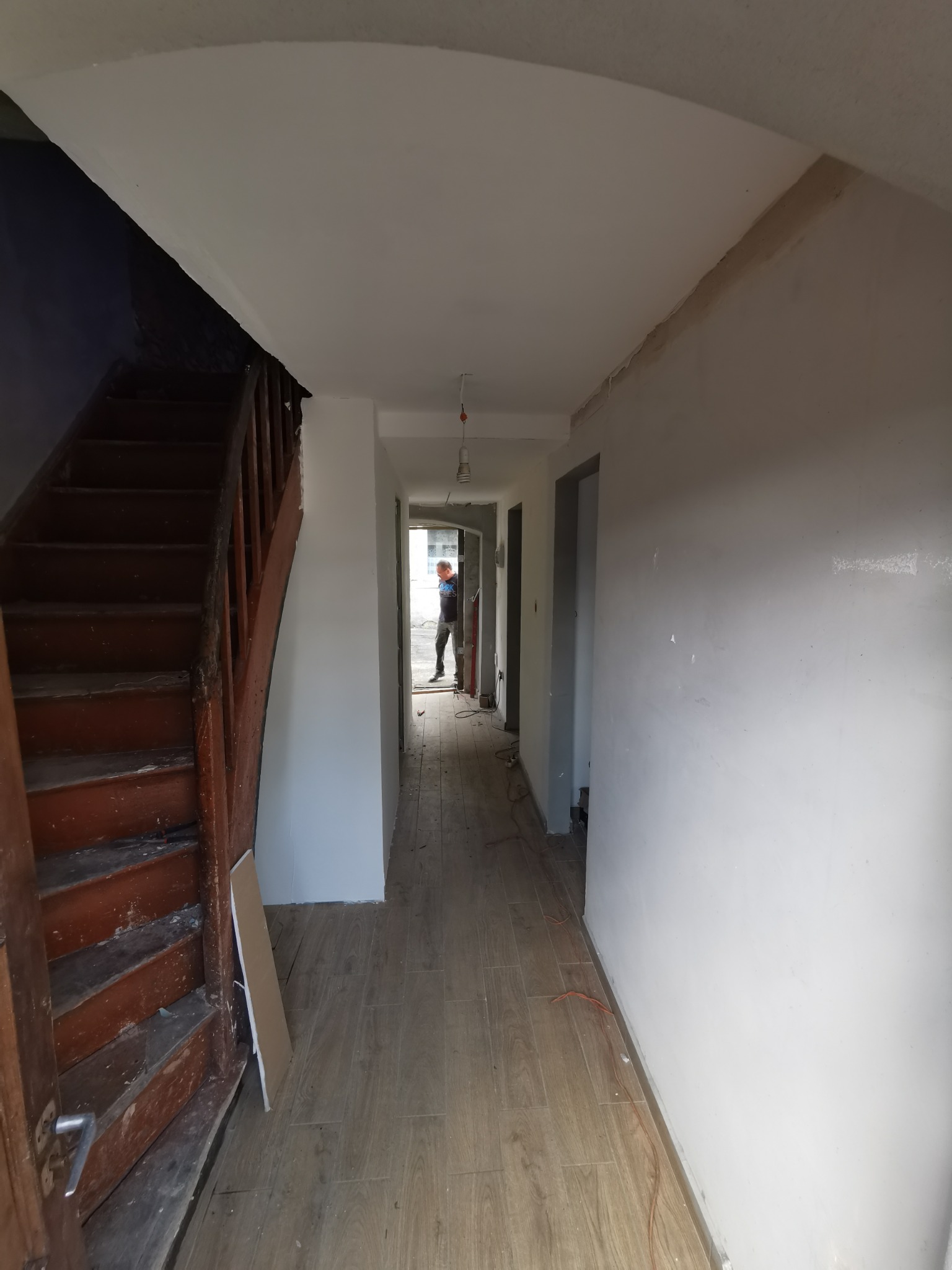 Tak to jest ten sam korytarz. Udało się w nim nawet zaprojektować i postawić łazienkę.