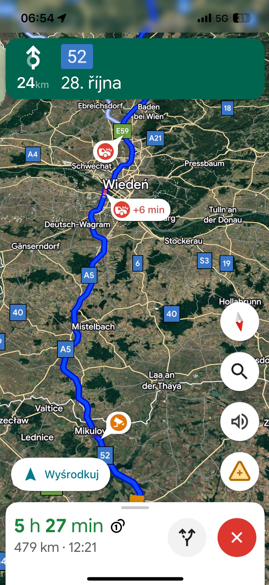 Mapa trasy z nawigacji samochodowej, wskazująca trasę z Mikulova do Wiednia, z zaznaczonymi punktami i czasem podróży 5h 27min.