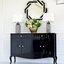 Komoda Elena – stylowy mebel glamour z giętymi nogami i kryształowymi uchwytami. Wykonujemy ją na indywidualne zamówienie. Wybierz dowolny rozmiar, kolor z palety RAL oraz wykończenie (mat, półmat, połysk).