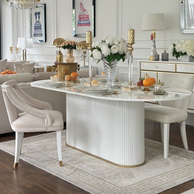 Rozkładany stół Palermo w białym lakierze o wysokim połysku, z elegancką zastawą i kwiatami. Nowoczesny design do jadalni.